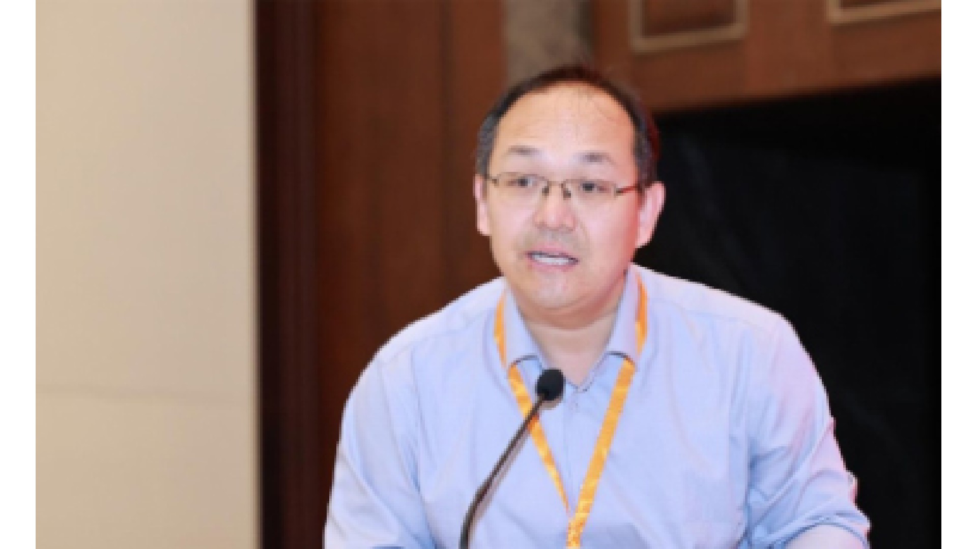 筹备组负责人北京工业大学孙立山教授向大会作筹...